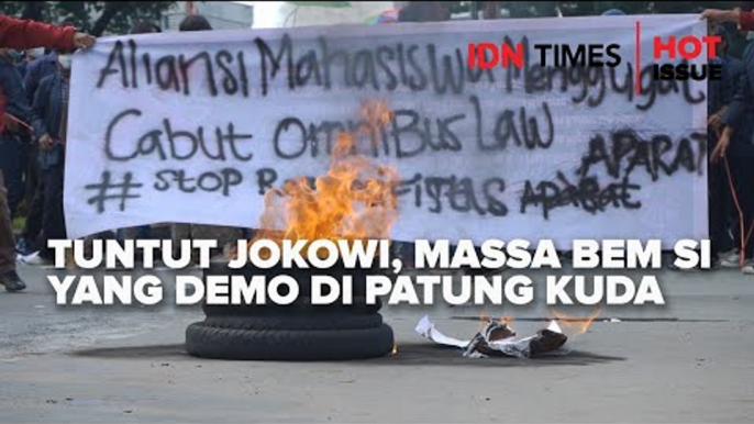 Tuntut Jokowi, Massa BEM SI yang Demo di Patung Kuda Berkerumun!