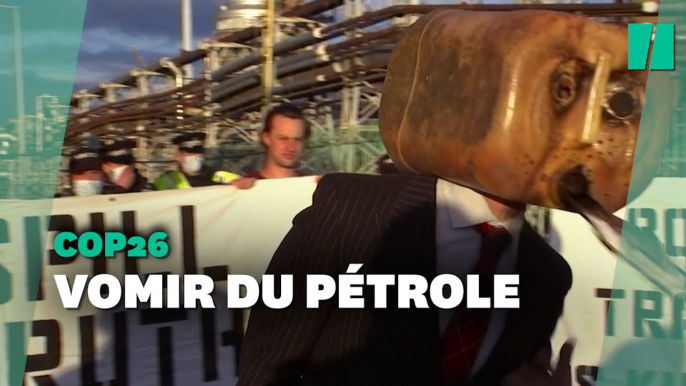 Cop26: les militants d’Ocean Rebellion vomissent du pétrole devant une raffinerie de Glasgow