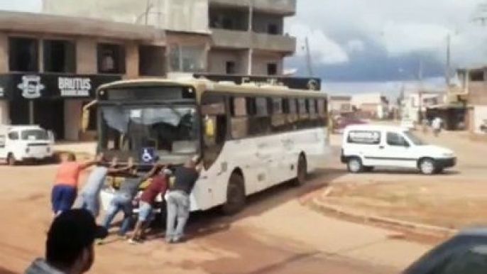 Passageiros empurram ônibus quebrado no meio da pista no Sol Nascente