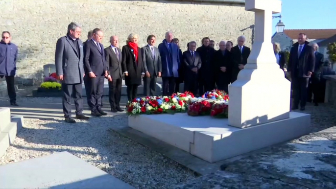 Les candidats Les Républicains à la présidentielle déposent ensemble des fleurs sur la tombe du général de Gaulle