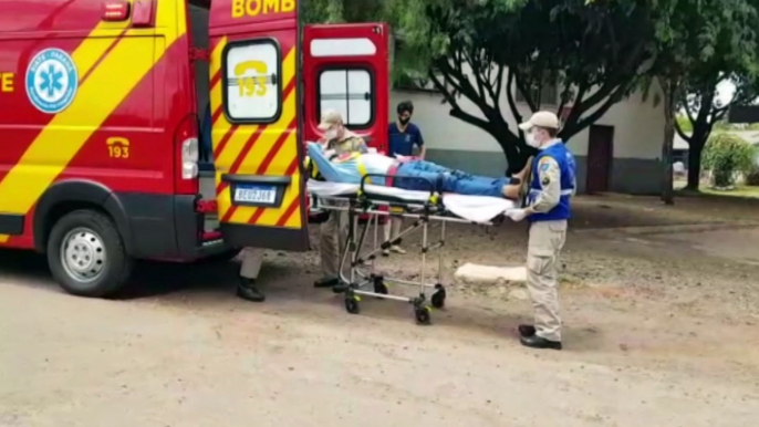 Após passar um buraco gigante na Rua Suíça, ciclista sofre queda e é socorrido pelo Siate