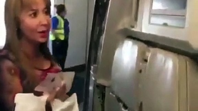 Elle découvre que son fils est le pilote de l'avion... Belle surprise