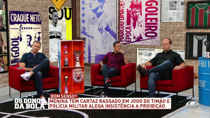 Uma menina de 8 anos fez um cartão pedindo a camisa do goleiro Cássio, mas a PM não liberou a entrada... E os fogos, sinalizadores, outros cartazes... Isso pode? Neto DETONOU a PM de São Paulo!#OsDonosdaBola