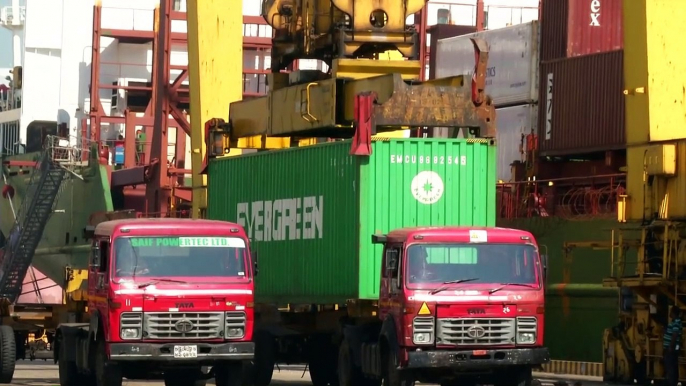 Cargo operations on container ship   unloading containers from ships in chittagong port