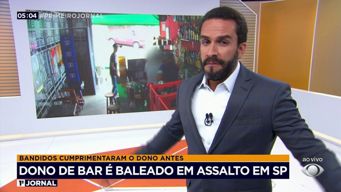 Câmeras de segurança registraram um assalto em um bar na zona leste de São Paulo. Os bandidos cumprimentam o dono do local, mas na sequência anunciam o roubo e atiram no homem.