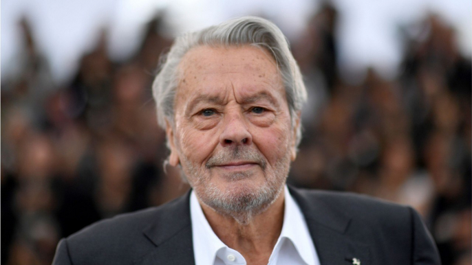 VOICI - Alain Delon : cette lettre importante qu’un célèbre acteur n’a jamais osé lui envoyer