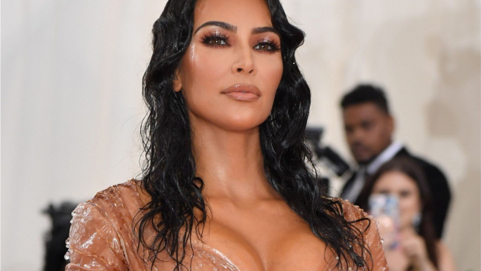 VOICI Kim Kardashian au gala du Met : cet accident très embarrassant qu'elle a évité de justesse