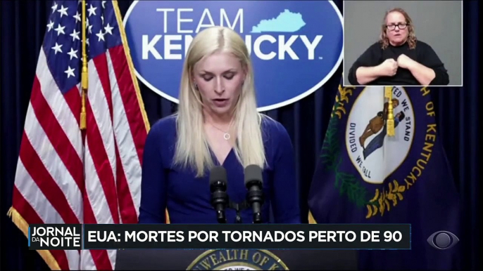 Nos Estados Unidos, as buscas são por desaparecidos após a passagem fora de época de uma série de tornados. Quase noventa pessoas morreram.