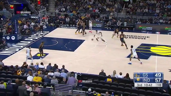 Kevon Looney with a Harden-esque splitting two defenders dribble move