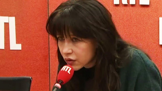 VOICI - Sophie Marceau brise le silence sur le harcè­le­ment : « J’ai aussi dû subir des choses »