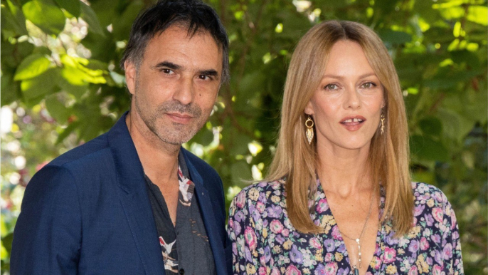 GALA VIDEO - Vanessa Paradis très amoureuse et "fière d'être la muse de son mari" Samuel Benchetrit