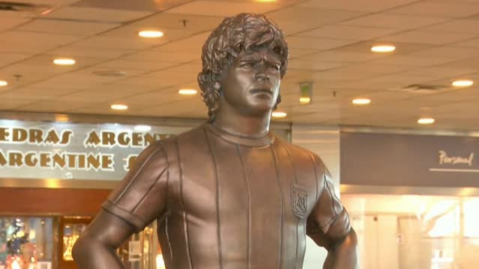 Argentina da la bienvenida a los turistas con una escultura de Maradona