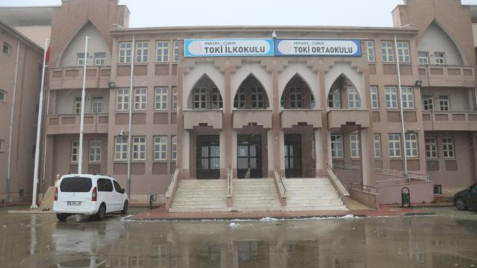 Son dakika gündem: Öğrenciler, "Kitap ağacı ve renkli okuma köşesi"nde okuma alışkanlığı kazanıyor