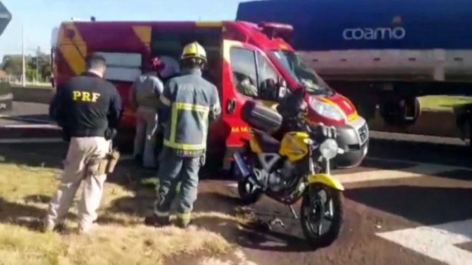 Motociclista tem lesões graves após colisão com caminhão na BR-277, em Cascavel