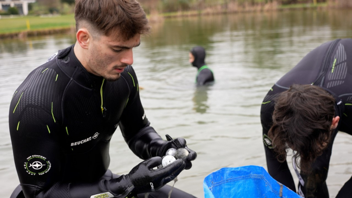 «C’est une chasse au trésor» : ces jeunes revendent les balles de golfs perdues dans les lacs