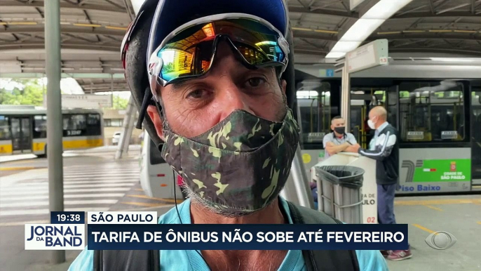 A tarifa de ônibus não vai subir por enquanto em São Paulo. A prefeitura decidiu esperar que governo federal ajude as prefeituras a custear o transporte no país. #BandJornalismo