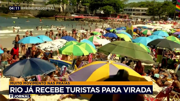 No Rio de Janeiro, muita caipirinha e coco gelado para os turistas e cariocas que lotaram as praias neste fim de semana.