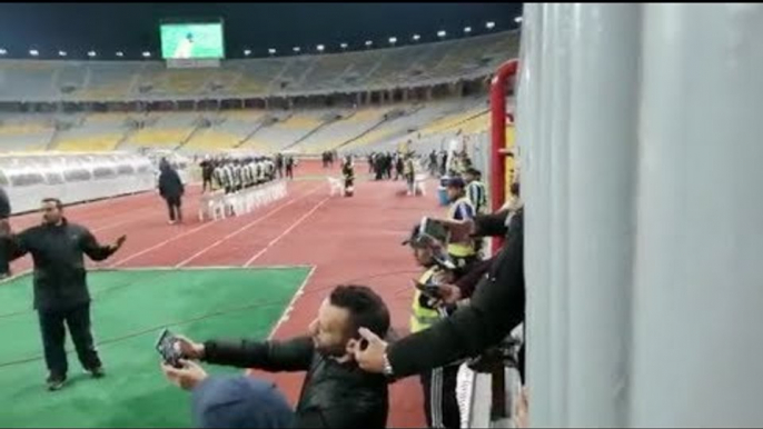 أمير مرتضى يلتقط سيلفي مع جمهور الزمالك قبل مباراة بترو أتليتكو