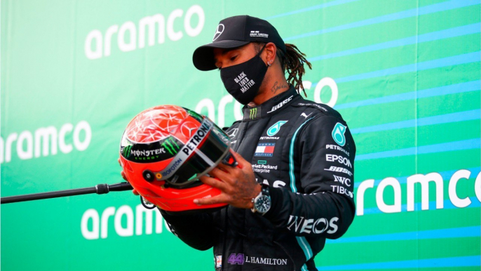 FEMME ACTUELLE - Michael Schumacher : Mick remet à Lewis Hamilton le casque de son père