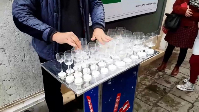 Jouer la musique d'Harry Potter sur des verres d'eau... Magique