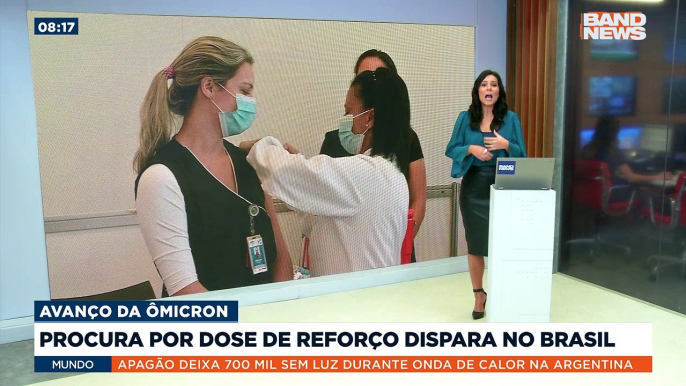 A procura pela dose de reforço contra a Covid-19 disparou após a explosão de casos da doença, impulsionada pelo avanço da variante Ômicron no Brasil.Saiba mais em youtube.com.br/bandjornalismo#BandNews #Ômicron #vacina