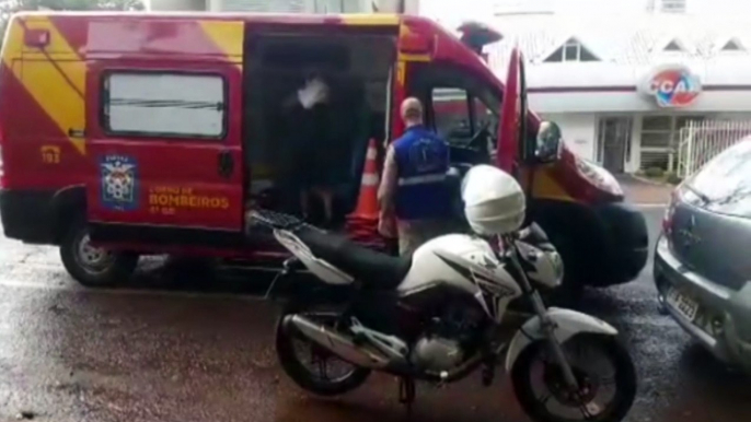 Jovem de 20 anos tem lesão no ombro ao sofrer queda de moto no Centro de Cascavel