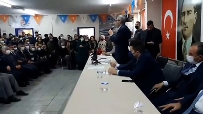 AK Partili Ünal'ın sözünü 'Asıl mesele işsizlik, vallahi açım' diye kesen partili salondan çıkarıldı