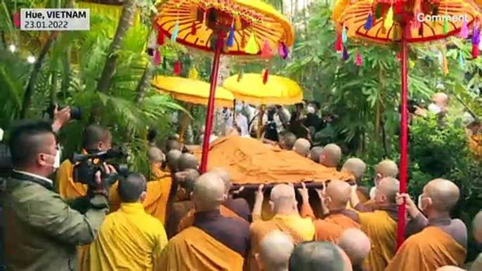 Miles de fieles en el funeral del monje budista Thich Nhat Hanh, 'padre' del mindfulness