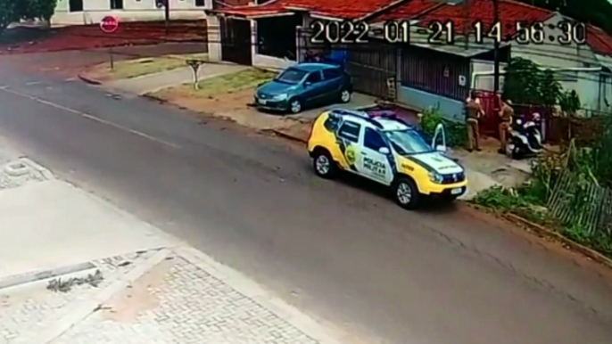 Vídeo: Carro estaciona em frente residência no Cascavel Velho e idosa de 83 anos é assaltada