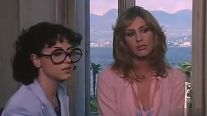 Lino Banfi Alvaro Vitali scene divertenti da ridere Film La ripetente fa l'occhietto al preside - Professor Calabrone Esprimento chimico