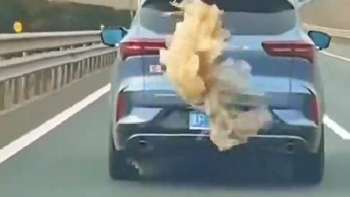 Ce sac est amoureux d'une voiture... il ne veut pas la quitter sur l'autoroute