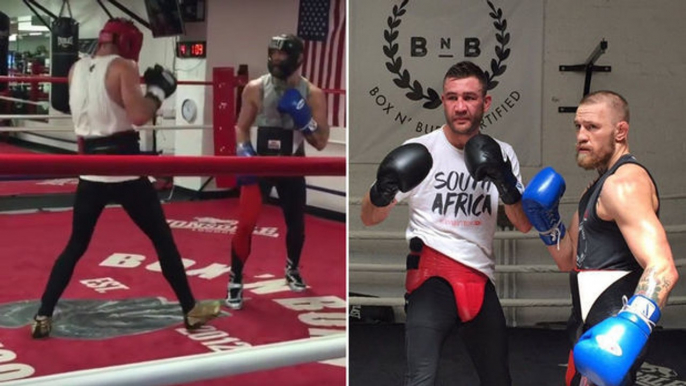 Conor McGregor trifft im Training auf den ehemaligen Boxweltmeister Chris Van Heerden