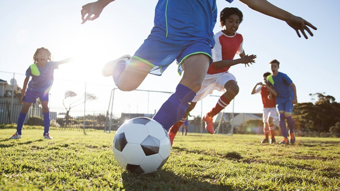 Diese Jugendlichen werden beim Fußballtraining heftig überrascht: Was sie sehen, schockiert sie zutiefst