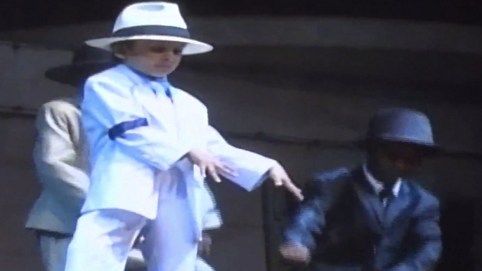 Ce petit garçon imite Michael Jackson à la perfection. Un vrai pro de la danse
