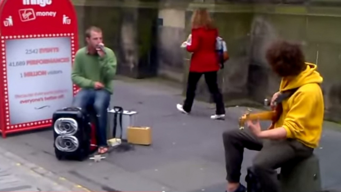 Deux artistes de rue improvisent un concert au milieu des passants. Vous ne résisterez pas à leur talent