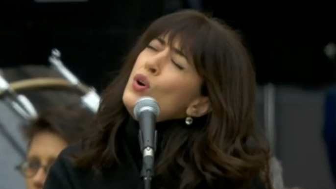 Attentats de Paris : Nolwenn Leroy, Yaël Naïm et Camelia Jordana chantent "Quand on a que l'amour" lors de l'hommage