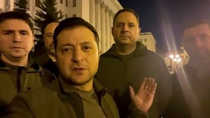 Guerre en Ukraine - L'incroyable courage du Président Volodymyr Zelensky, désormais cible de l'armée russe qui s'affiche en vidéo dans les rues de Kiev