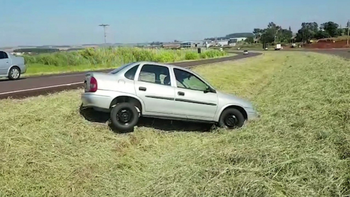 Após perder o controle da direção, motorista sai da pista e bate carro no canteiro na BR-467