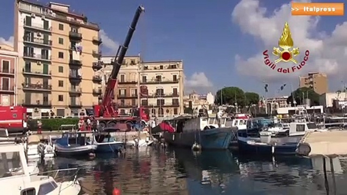 Affonda peschereccio a Palermo, la bonifica dei pompieri