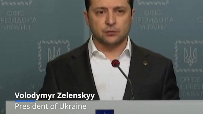 Guerre en Ukraine - Dans une vidéo, le président ukrainien Volodymyr Zelensky décrète la mobilisation générale et appelle à l'aide regrettant être "laissé seul" face à l'armée russe