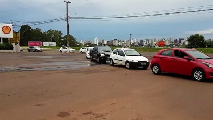 Com a alta do preço dos combustíveis, grandes filas se formam em postos de Cascavel