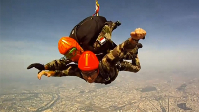 Denis Brogniart : Regardez l'animateur de Koh-Lanta sauter en parachute sur Paris pour le 14 juillet