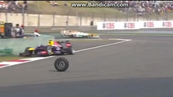 Grand Prix de Chine de F1 2013 : Mark Webber perd la roue de sa Red Bull en course