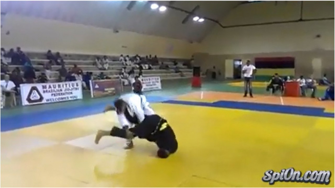 Insolite : Il se met ko lui-même dans un combat de Jiu-jitsu