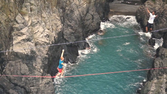 Une traversée entre deux falaises sur un fil... à plus de 30 mètres de hauteur!