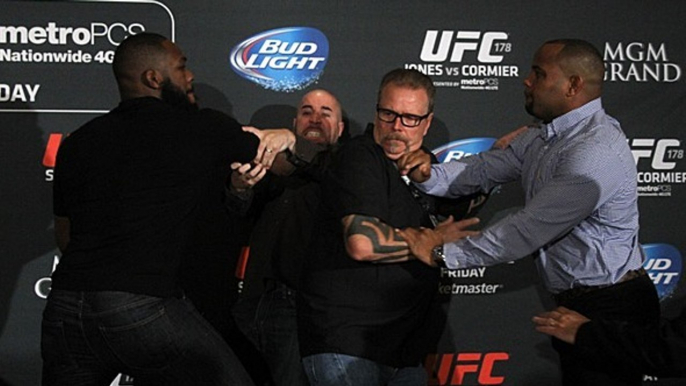 Le jour où Jon Jones et Daniel Cormier se sont violemment battus lors d'un staredown