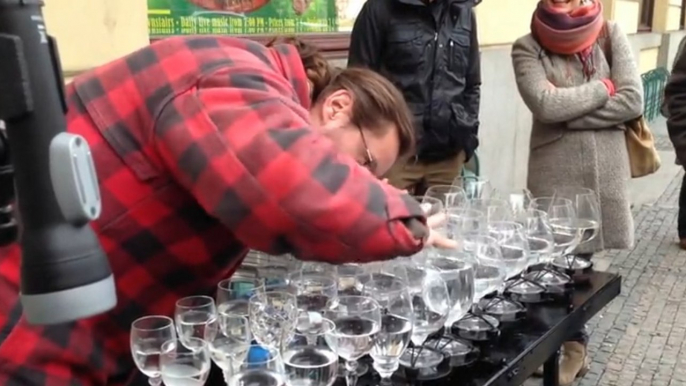 Cette homme joue Hallelujah avec des verres en crystal