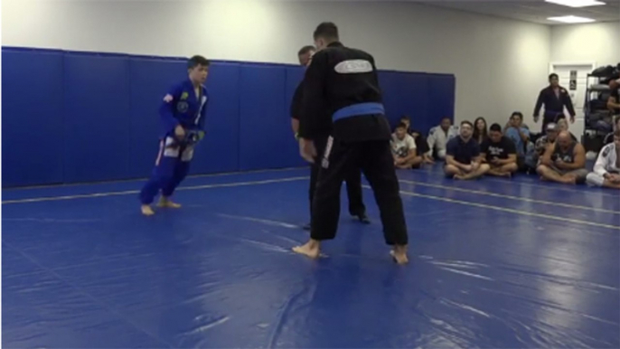 Un spécialiste de jiu-jitsu de petit gabarit affronte un lutteur géant et poids lourd