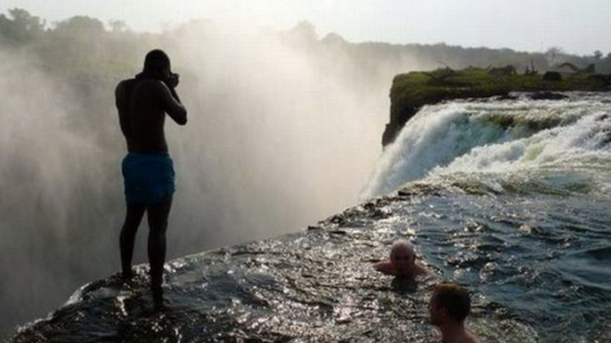 Piscine du diable : Située en haut des chutes Victoria, cette piscine est la plus dangereuse du monde