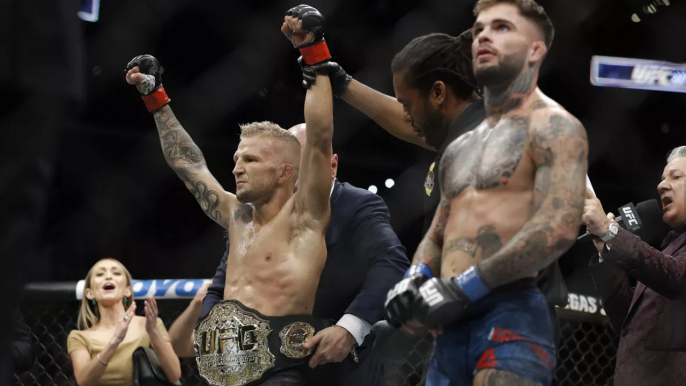 UFC 227 : la victoire par KO de TJ Dillashaw contre Cody Garbrandt, la surprise Henry Cejudo face à Demetrious Johnson, la perf de Renato Moicano contre Cub Swanson